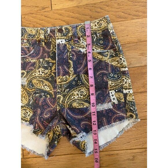 We The Free Women's Paisley Print Distressed Denim High-Waisted Shorts Size 26 - Picture 9 of 10